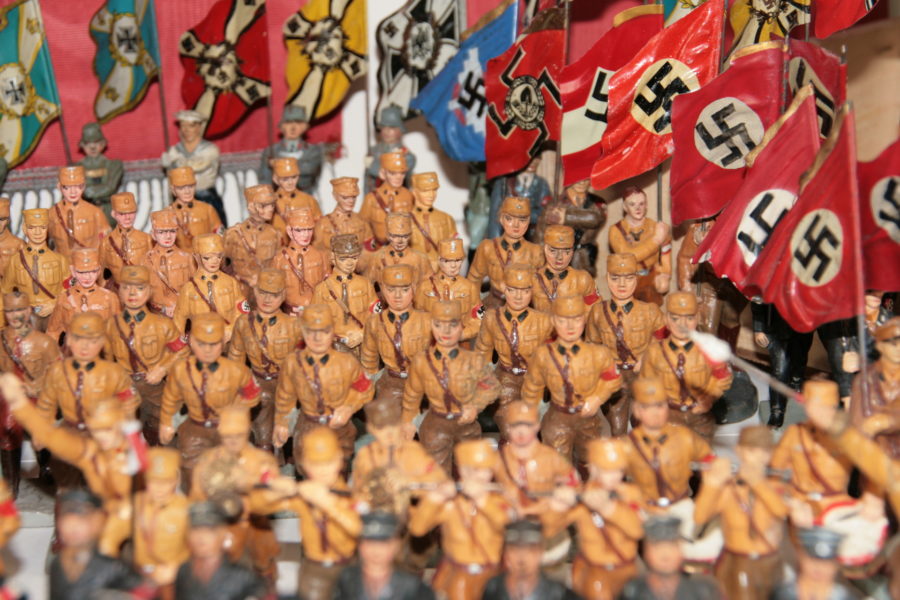 Diorama of 60 Fig. Toys, marching with musicians and flags Rare !